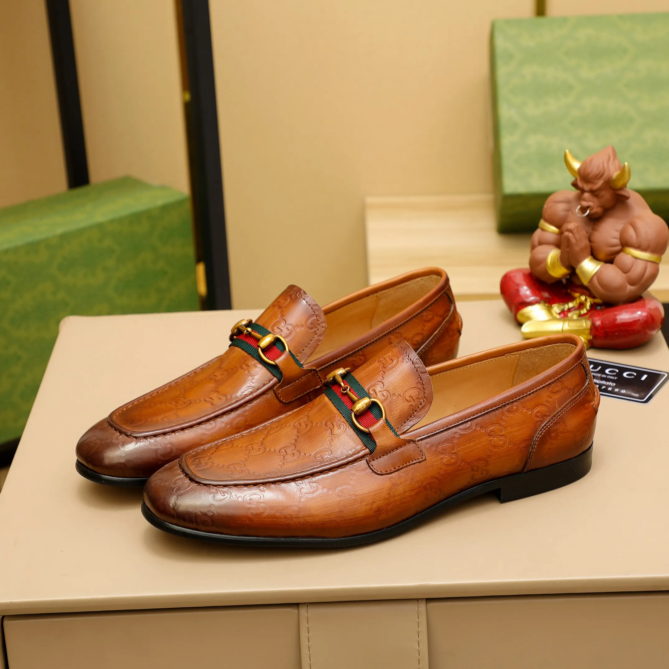 p480 GUCCI 2021 men’s latest casual leather shoes👞! Available at counters simultaneously! A one-to-one replica of the original. All imported top layer calfskin. The interior is made of top-grade cowhide, and the original factory-supplied rubber outsole is used. Leading new fashion concepts. Black, brown, matching sizes: 38-45